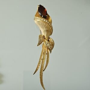 SARAH COVENTRY BRUSHED GOLDTONE LARGE STATEMENT BROOCH.